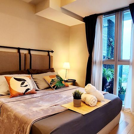 Spacious 7U Homey Unit Steps Away From Uptown Mall And Mitsukoshi Mall Free Parking With Washer Manila Kültér fotó