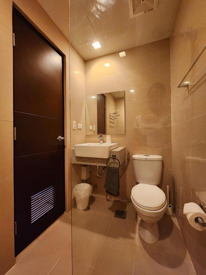Spacious 7U Homey Unit Steps Away From Uptown Mall And Mitsukoshi Mall Free Parking With Washer Manila Kültér fotó