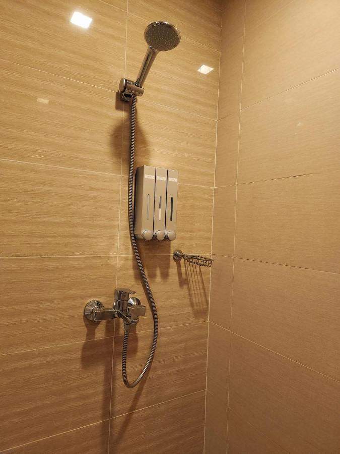 Spacious 7U Homey Unit Steps Away From Uptown Mall And Mitsukoshi Mall Free Parking With Washer Manila Kültér fotó