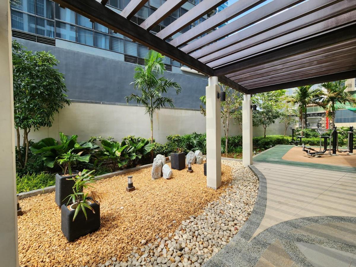 Spacious 7U Homey Unit Steps Away From Uptown Mall And Mitsukoshi Mall Free Parking With Washer Manila Kültér fotó