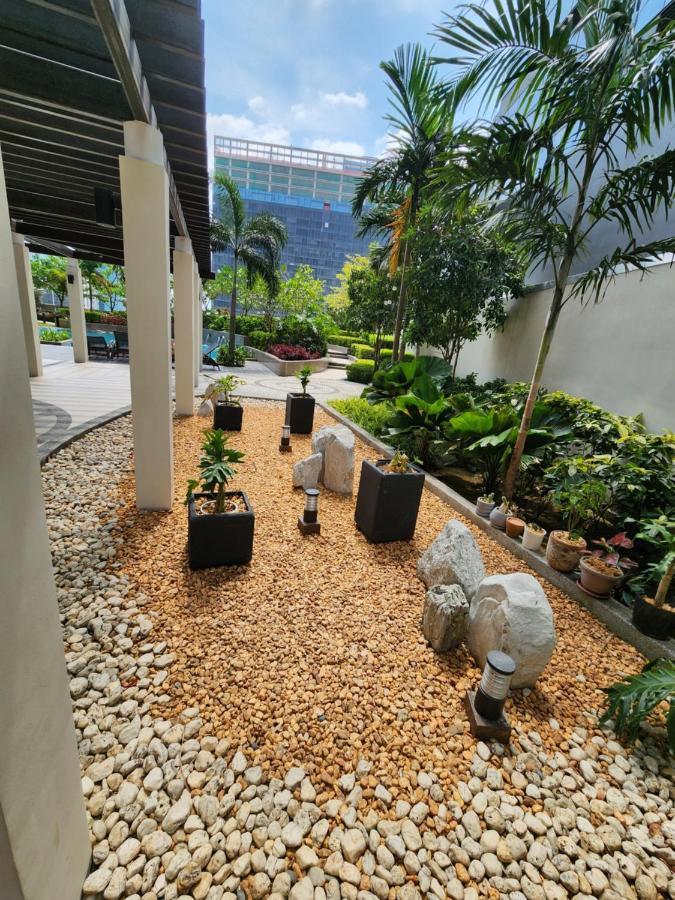 Spacious 7U Homey Unit Steps Away From Uptown Mall And Mitsukoshi Mall Free Parking With Washer Manila Kültér fotó
